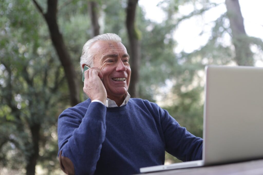 cara menjaga kualitas pendengaran di usia tua