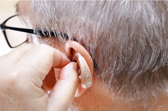 alat bantu dengar berbasis AI